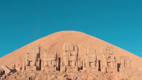Personnages en pierre sur fond de Nemrut