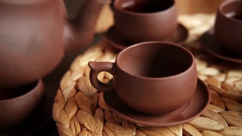 Cerimônia do chá: utensílio de chá asiático tradicional que serve um conjunto autêntico, pessoa servindo chá marrom