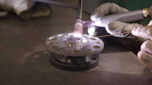 Nahaufnahme eines Mannes Tig, der eine Spindel schweißt
