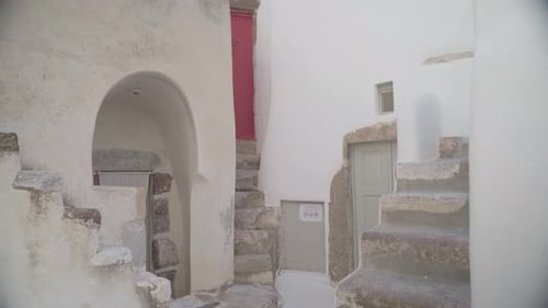 Caractéristiques architecturales grecques dans une petite ville côtière de Grèce