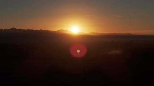 Paysage au lever ou au coucher du soleil de vignobles, de champs agricoles à la campagne, de rangées de vignes et
