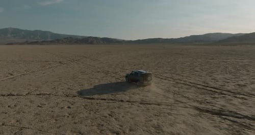 ein Auto, das in einer Wüste fährt