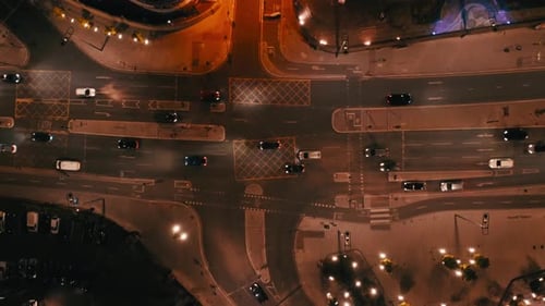 Luftaufnahme des Stadtverkehrs bei Nacht