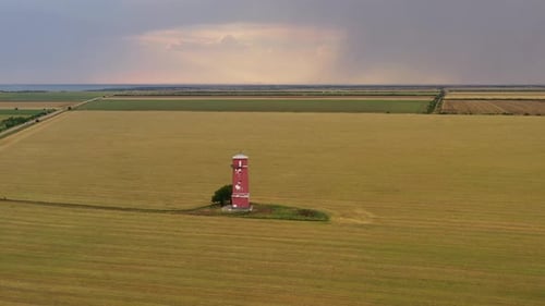 Torre do farol traseiro de Khablovskiy contra o céu, região de Kherson, Ucrânia. Vista aérea do drone