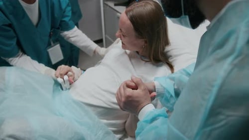 Schwangere Frau mit Wehen, Schmerzen und Atmung im Kreißsaal