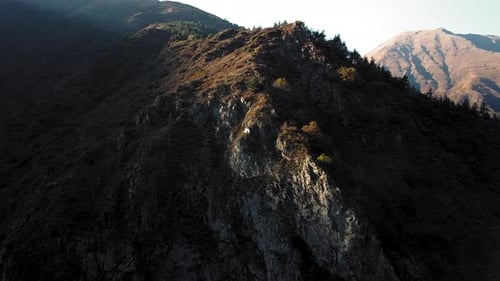 Drone au-dessus du rocher tôt le matin ensoleillé