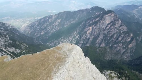Panorama aérien des randonneurs au sommet de la montagne