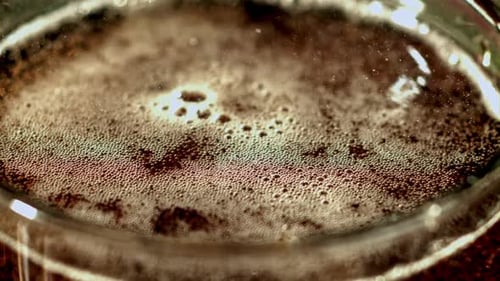 Bebida de cola en un vaso con burbujas en el aire