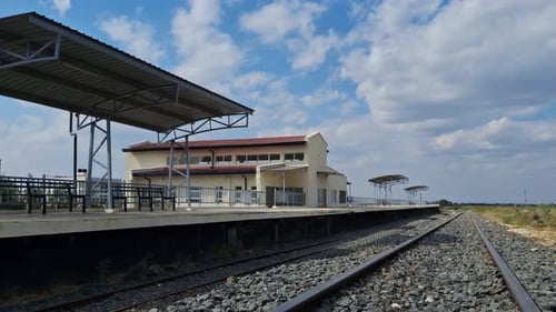 Dieser Standort verfügt über einen alten Bahnhof mit leeren Bahnsteigen und umliegenden Gleisen und