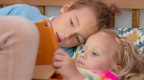 Hermano y hermana jugando en el panel táctil en casa