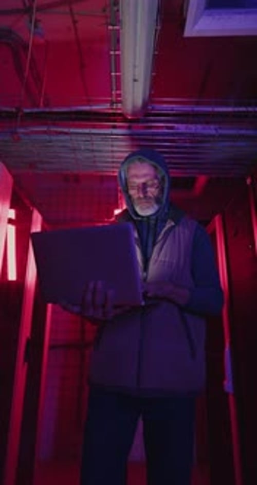 Homme dans une chambre noire avec des lumières rouges