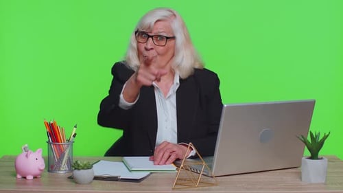 Ältere Geschäftsfrau lächelt auf Kamera zeigt Glücklichen Gewinner auswählen, um Sie fantastisch zu machen