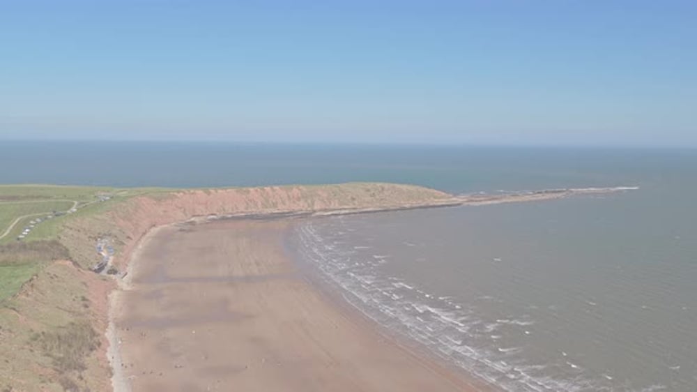 Los acantilados de Carr Naze y Filey Brigg forman Filey Bay, el Mar del ...