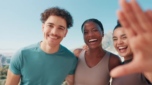 Pessoas felizes, rosto e fitness com selfie na montanha para fotografia, foto ou memória na natureza