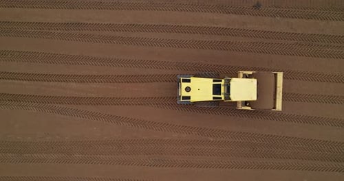 Enfoncer le sable avec un rouleau de construction de routes