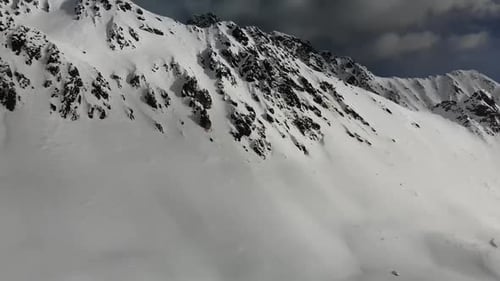 Vue panoramique sur la chaîne de montagnes enneigée