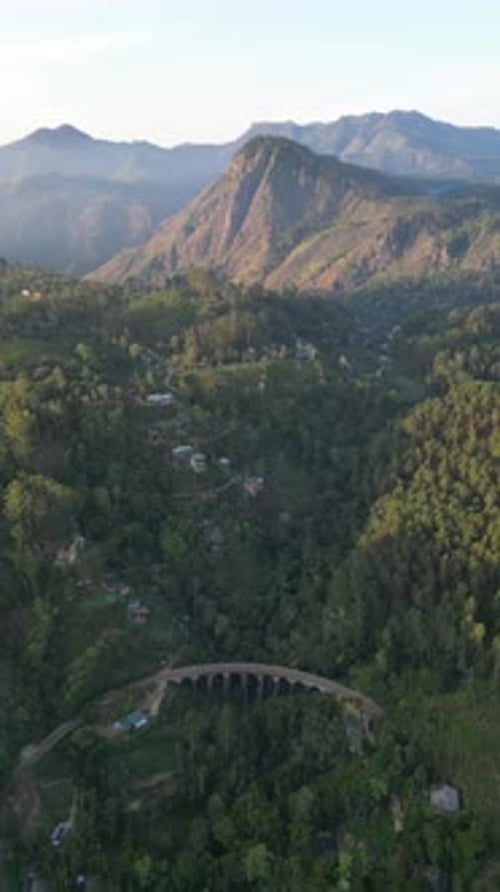 Vue aérienne du pont à neuf arches de Demodara, Ella, Sri Lanka