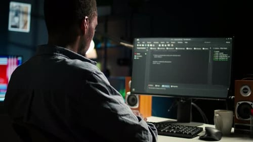 Программист Black Man управляет кодом и скриптами в искусственном интеллекте