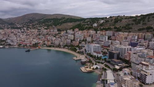 Vue aérienne de la ville côtière et de la plage, Albanie.