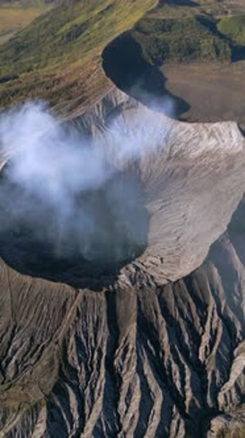 Vue aérienne du cratère du volcan Bromo en train de fumer dans l'est de Java en Indonésie