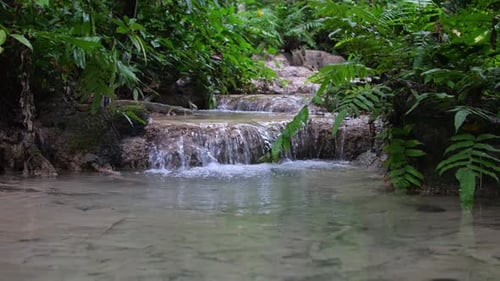Wunderschöne klare Wasserfallkaskade im tropischen Regenwald, Kuang Si Falls in Luang Prabang, Laos