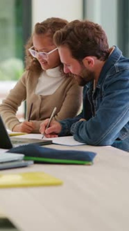 Papa, enfant et écriture avec devoirs pour l'apprentissage, l'orientation, le tutorat ou l'éducation ensemble