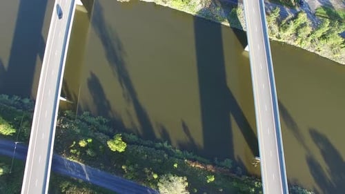 stark befahrene Autobahnbrücken über den Fluss von direkt aus der Höhe 4k