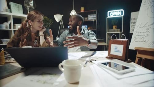 Raconter des histoires amicales dans le dark office