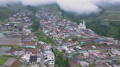 Die
Drohne fliegt über ein in Stufen erbautes Landhaus an einem Berghang. Luftaufnahme der Villa Van Java in Nepal