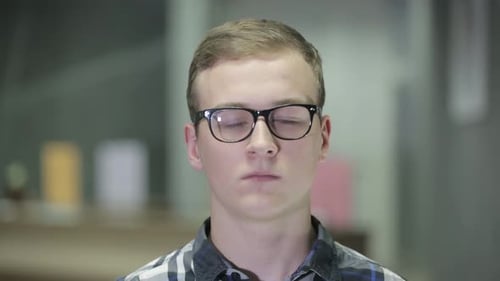 Der Typ mit Brille lächelt