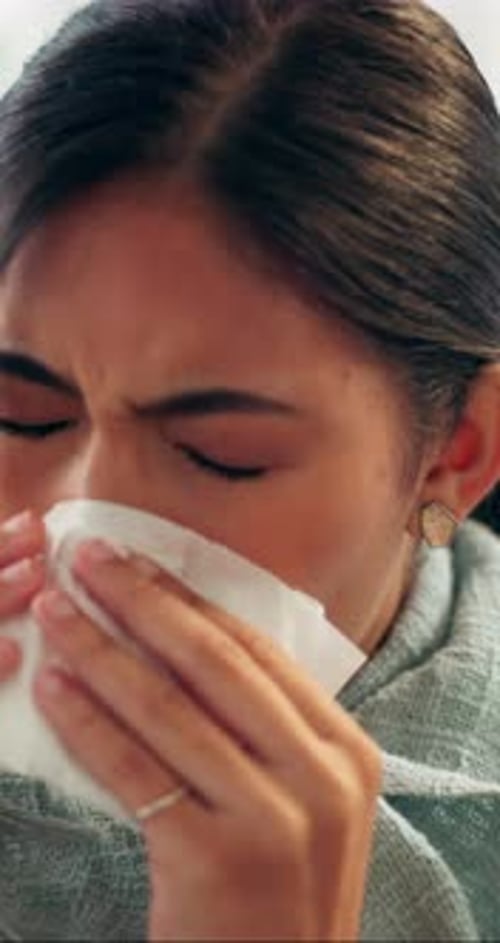 Malade, éternuement et femme à la maison avec des mouchoirs, grippe et congestion due au froid pendant la saison des allergies