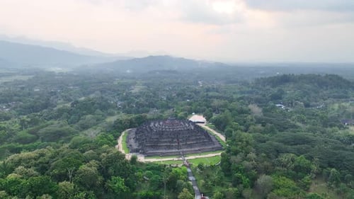 Images aériennes du temple de Borobudur dans le centre de Java, en Indonésie, présentant sa sculpture sur pierre détaillée