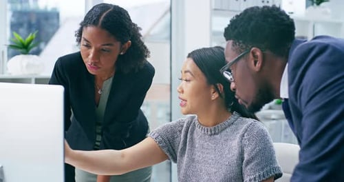 Grupo ou equipe de empresários profissionais conversando, discutindo o trabalho e planejando enquanto trabalham