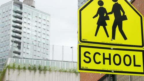 Zona escolar: sinal de trânsito amarelo para pedestres, travessia de pedestres, segurança infantil na rua Queens, Nova York