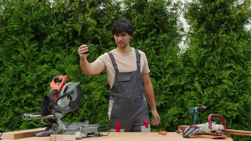 Schreiner nutzt Camcorder in der Werkstatt