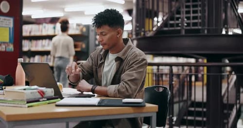 Étudiant, enseignant et homme à la bibliothèque, à l'ordinateur portable et à la dactylographie avec des connaissances, à l'université et aux études