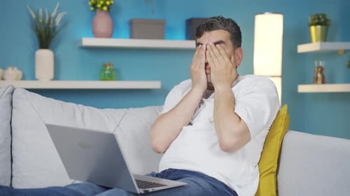 Un homme stressé et nerveux.