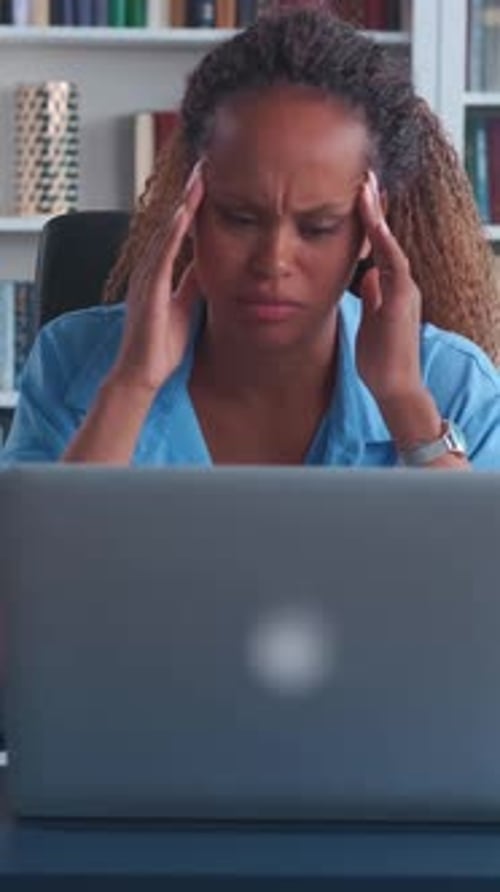Un moment de concentration dans un espace de travail lumineux