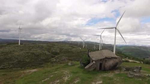 Luftaufnahme von Windkraftanlagen oder Windmühlen Farm Field in Industriefabrik mit atemberaubender Landschaft