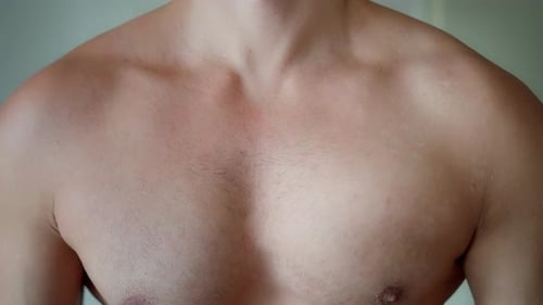 Nahaufnahme eines männlichen athletischen Rumpfes mit natürlichem Licht, das seine Merkmale hervorhebt