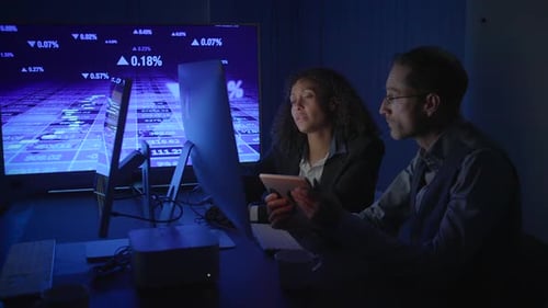 Datenanalysten, die sich gemeinsam in einer Hightech-Arbeitsumgebung engagieren und zusammenarbeiten