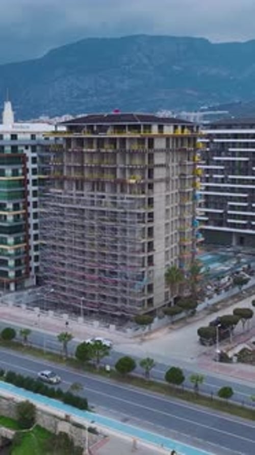 Vídeo vertical de un esqueleto de un edificio que muestra una estructura abierta lista para paredes y