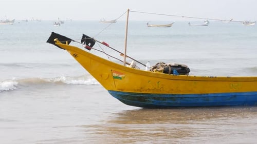 Ein Fischboot an der Küste, durch das Wasser fließt und das Boot immer noch hüpfen lässt