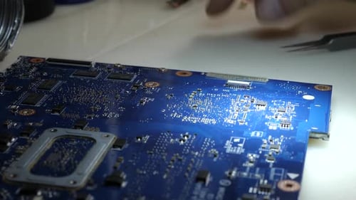 114. When repairing the motherboard, the chip is unsoldered. Repair and maintenance of computers.