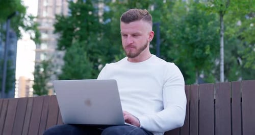 Geschäftsmann spielt Computer