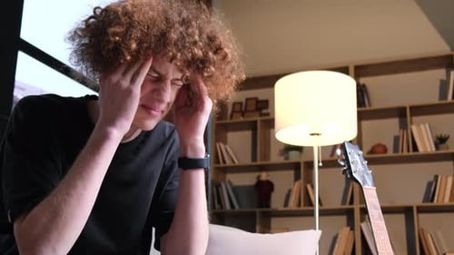Un joven con un peinado extraño sufre de dolor de cabeza