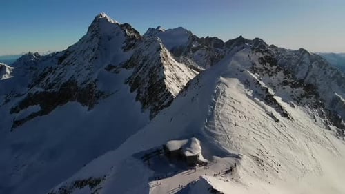 Vue panoramique sur la chaîne de montagnes enneigée