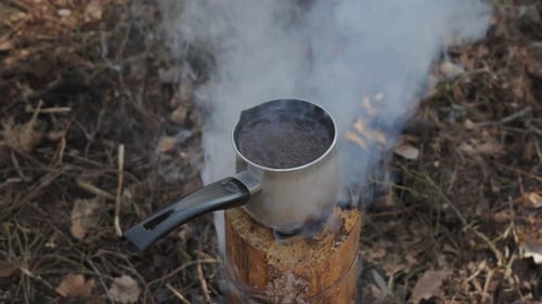 Café de fogata preparándose en una antorcha sueca