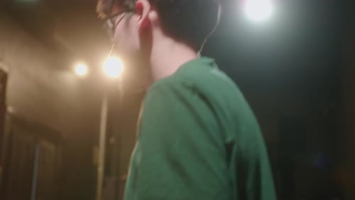 El director de escena ensaya una escena romántica con actores jóvenes