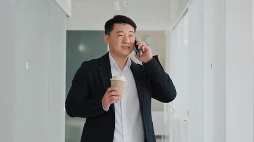Erfolgreicher selbstbewusster Geschäftsmann führt ein freundliches Gespräch beim Kaffee